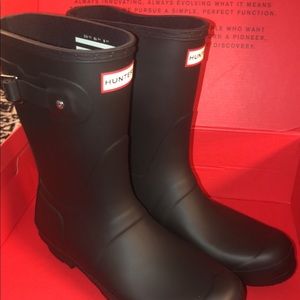 Hunter short matte rain boots